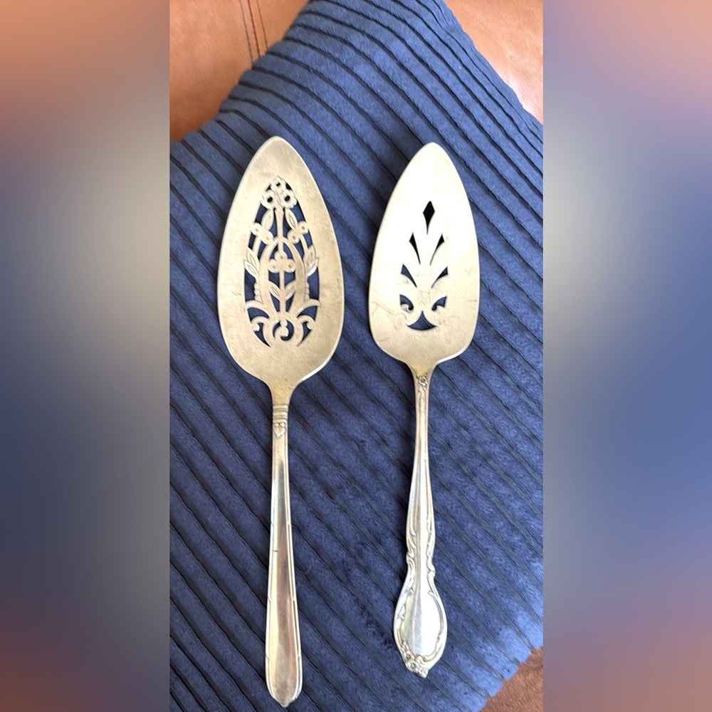 Vintage Wm Rogers and Community Silver Plate cake/pie servers